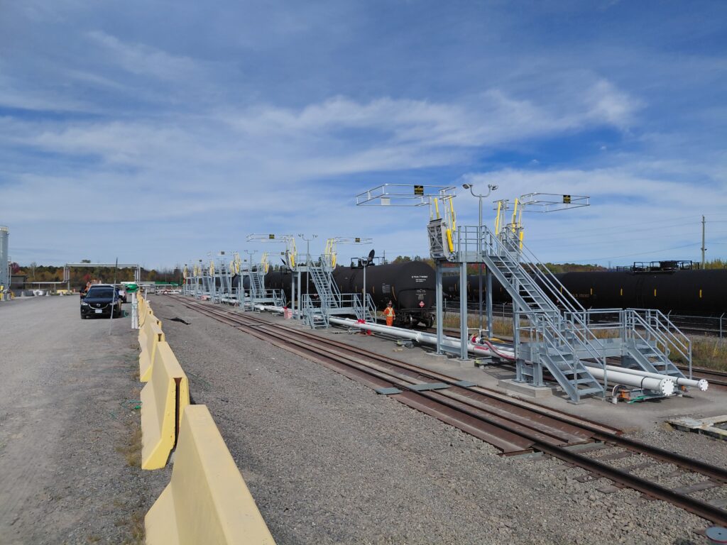 Custom-engineered elevated platforms aligned to existing rail infrastructure, enabling safe and efficient top-access unloading.